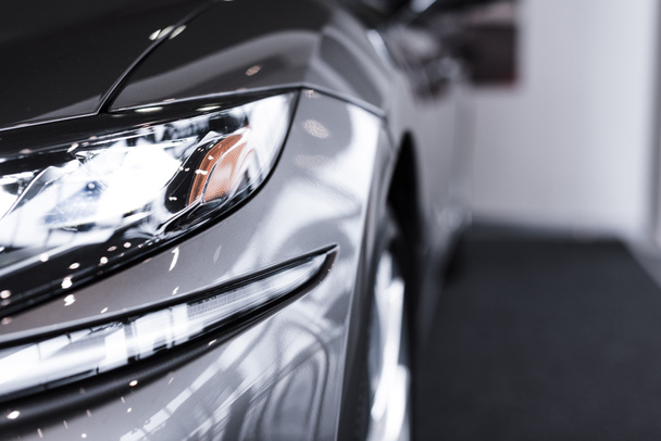 close up vista de luxo carro brilhante no salão de auto
 - Foto, Imagem