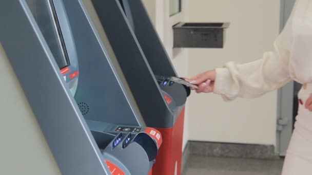 Молодий ділової жінки, вставивши кредитної картки, щоб грошових коштів банкомат, красива дівчина банківських - Кадри, відео