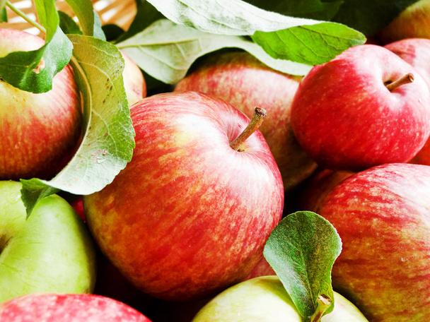 Зрізати червоні яблука з листям на дерев'яному тлі. Неглибокий доф
. - Фото, зображення