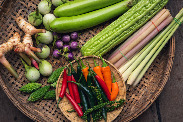 Zelenina thajské suroviny pro thajské jídlo v bambusové koše na stůl. - Fotografie, Obrázek