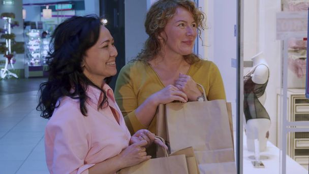 Mujer sorprende a su amigo por sus compras
 - Foto, Imagen