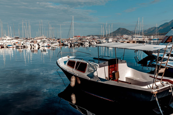Yachts moored in the city port. Reflection in water. Early morning - Φωτογραφία, εικόνα
