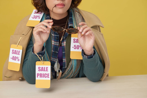 Körülvágott kép nő eladó címkék és szemüveg  - Fotó, kép