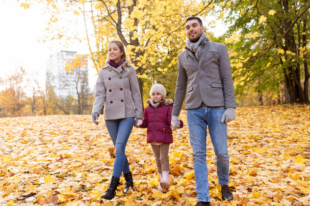 família feliz andando no parque de outono
 - Foto, Imagem
