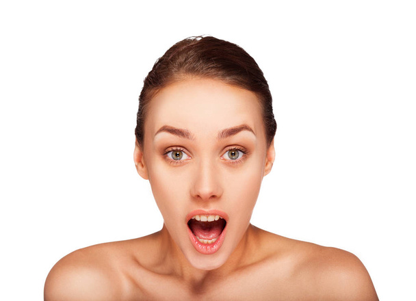 Portrait of young woman with natural makeup screaming  - Foto, afbeelding
