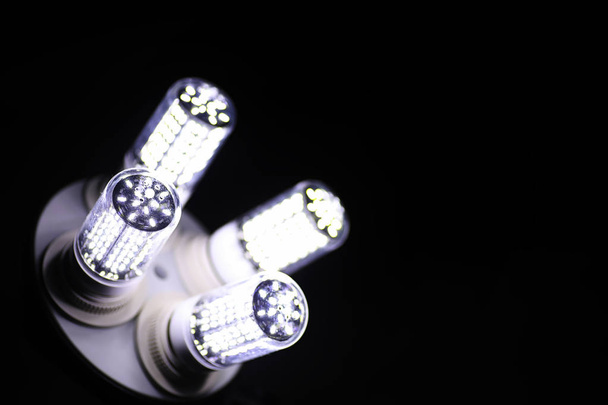 LED στοιχεία στο φανό. Λαμπτήρες με διόδους. Πολλά λαμπερά φώτα  - Φωτογραφία, εικόνα