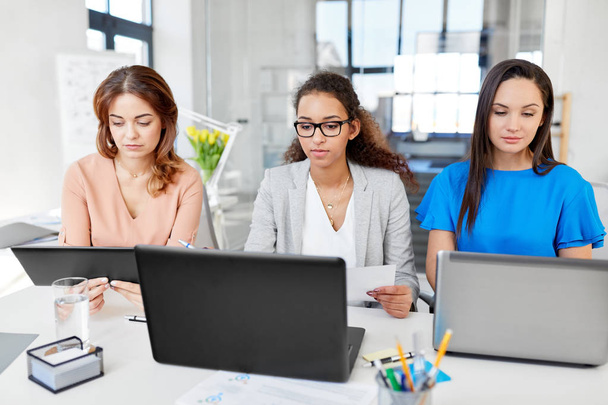 businesswomen with tablet pc and laptops at office - Valokuva, kuva