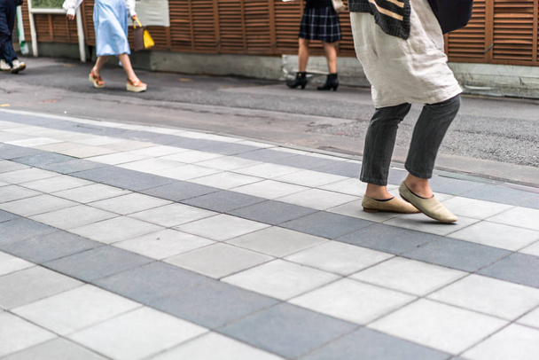 Люди на улице Токио ходят боком в течение дня
 - Фото, изображение