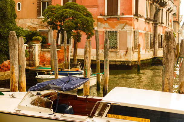 Taxi acuático en Venecia al amanecer
 - Foto, imagen