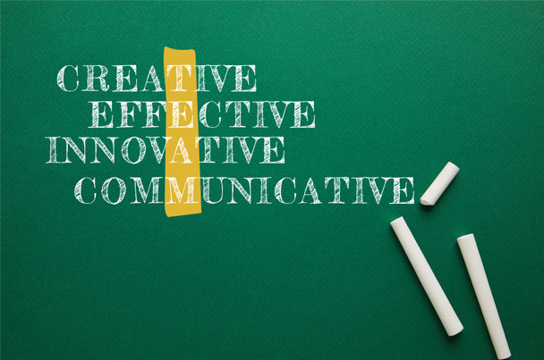 weiße Kreide auf grüner Tafel mit kreativen, effektiven, innovativen, kommunikativen Worten - Foto, Bild