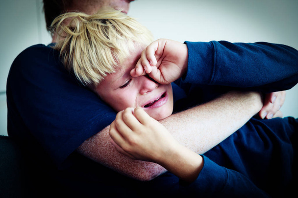 pai reconfortante estressado chorando triste filho, parentalidade
 - Foto, Imagem