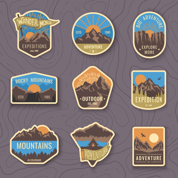 Set von neun Emblemen für Bergwanderungen. camping Outdoor-Abenteuer Embleme, Abzeichen und Logo-Aufnäher. Bergtourismus, Wandern. Waldcamp-Etiketten im Vintage-Stil - Vektor, Bild