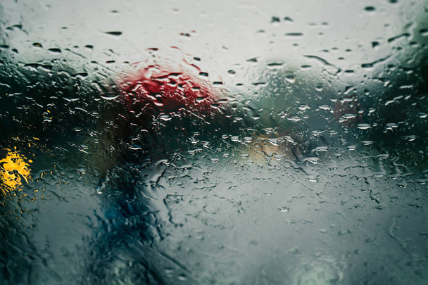 Yağmur görülen şehir yol araba camına düşüyor - Fotoğraf, Görsel