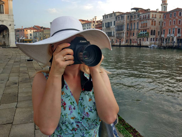 Jeune femme en chapeau blanc prenant des photos de la ville antique
 - Photo, image
