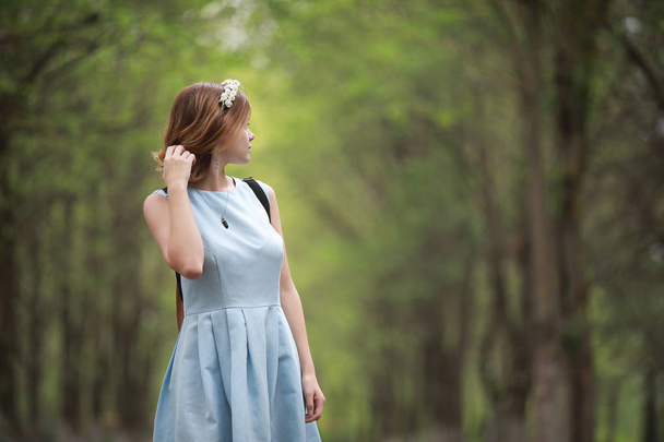 Chica en vestido azul en el parque verde
 - Foto, imagen