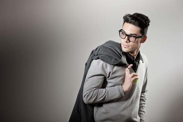 aantrekkelijke man gekleed casual dragen bril - studio opname, ruimte kopiëren - Foto, afbeelding