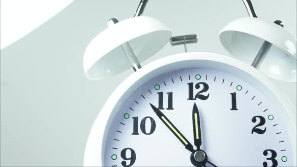 Переплетення часу. Обідня перерва. Годинник відображає час, що відображає час 12.00 ранку. на великому аналоговому годиннику, на кам'яному фоні
. - Кадри, відео