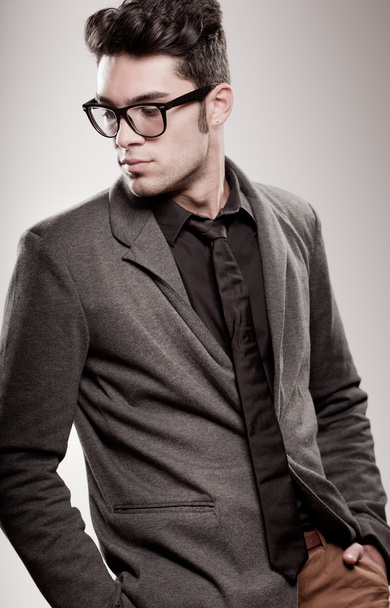 привлекательный мужчина одет в очки - студийный снимок, пространство для копирования
 - Фото, изображение