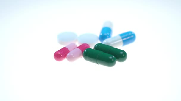 Pillole farmaceutiche ruotanti su sfondo bianco. Compresse mediche
 - Filmati, video