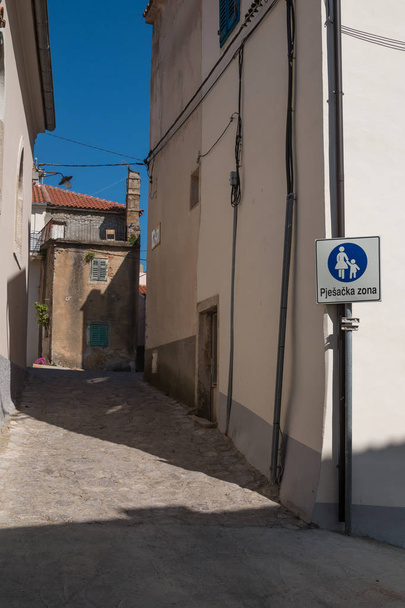 Rua em Vrbnik, ilha Krk, Croácia
 - Foto, Imagem