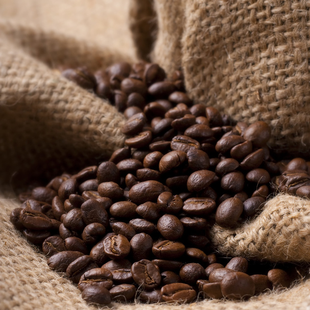 Granos de café sobre tela de arpillera
 - Foto, imagen