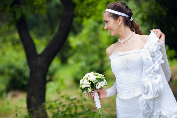 a bride near the tree - Zdjęcie, obraz