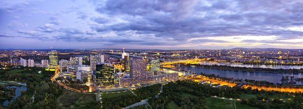 Panorama - horisonttiin Donau City Wien - Valokuva, kuva