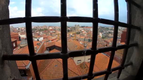 Porto durch ein altes Fenster mit Metallstangen - Filmmaterial, Video