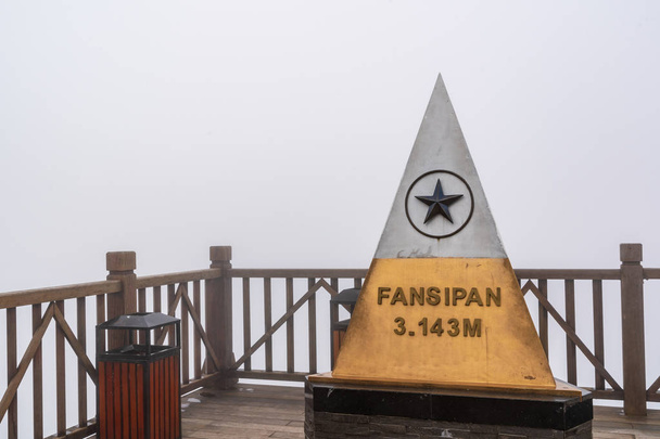Αιχμή της Fansipan στα σύννεφα σε Sapa Βιετνάμ. Κορυφαίο σημείο στην Ινδοκίνα 3.143 m υψόμετρο ορόσημο στο Βιετνάμ - Φωτογραφία, εικόνα