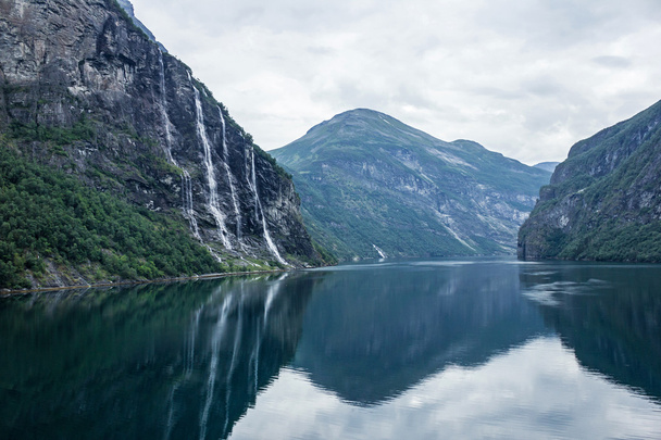 Waterfolls en el fiordo de Geiranger, Noruega
 - Foto, imagen
