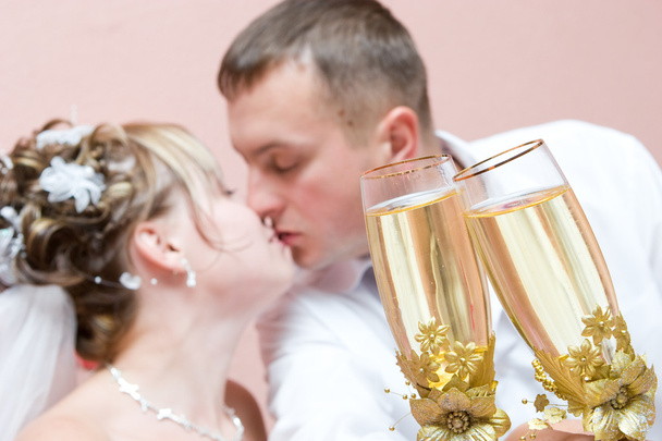 цілує нещодавно одружену пару з повними келихами шампанського
 - Фото, зображення