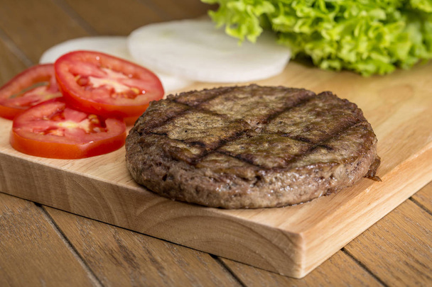 Вкусные свежие ингредиенты для приготовления гамбургера
 - Фото, изображение