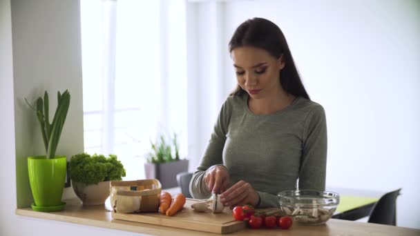 健康食品。女性のキッチンで新鮮な野菜サラダを料理 - 映像、動画