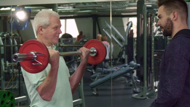 Hombre mayor entrena sus bíceps
 - Foto, Imagen