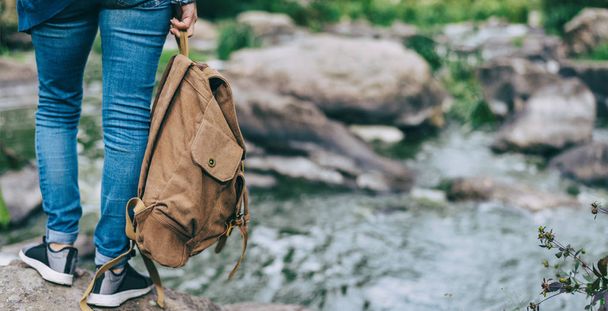 Woman traveler with backpack. Background of natural canyon with view of the mountain river. Concept of travel. - Foto, Bild