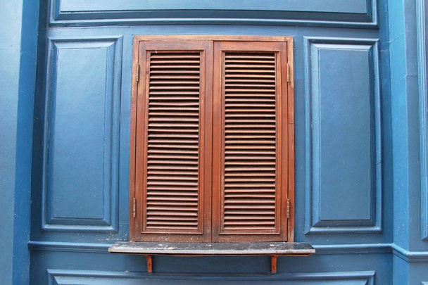 Pencere ve ahşap duvarım vintage tarzı - Fotoğraf, Görsel
