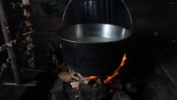 Steaming pot over indoor fire in mountain hut - Footage, Video