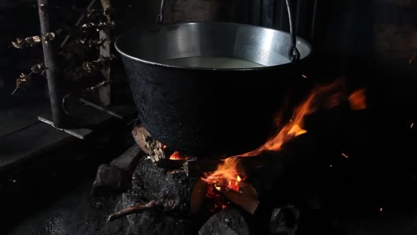 Паровий горщик над внутрішнім вогнем у гірській хаті
 - Кадри, відео