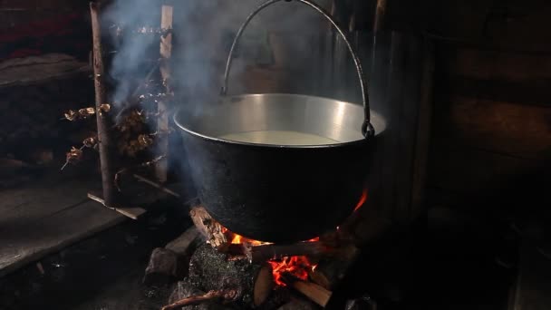 Steaming pot over indoor fire in mountain hut - Footage, Video