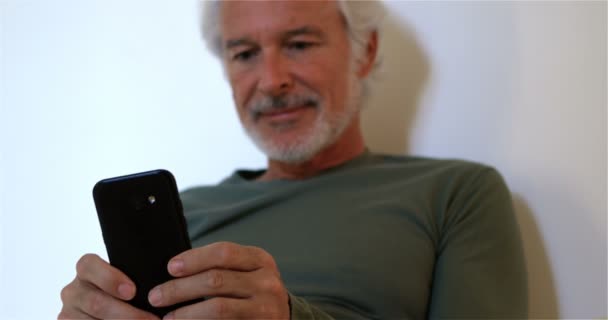 Vanhempi mies käyttää matkapuhelinta makuuhuoneessa kotona 4k
 - Materiaali, video