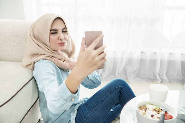 beautiful housewife wearing hijab taking selfies in a leisure ti - Fotoğraf, Görsel
