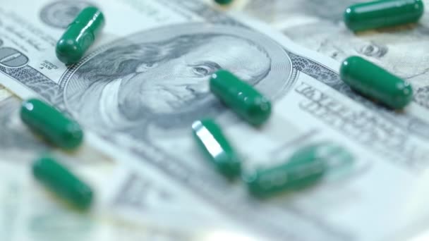 Kräuterkapseln auf Dollar-Bargeld. Medizinische Finanzierung. Gesundheitsgeschäft - Filmmaterial, Video