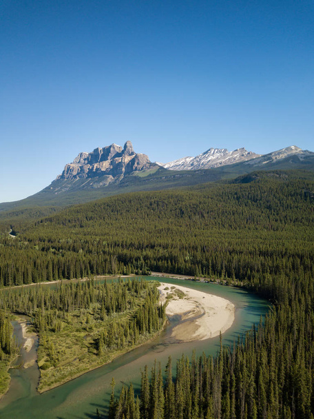 Piękny krajobraz z lotu ptaka widok Canadian Rockies w tętniącej życiem słoneczny dzień. Podjęte w Banff, Alberta, Kanada. - Zdjęcie, obraz