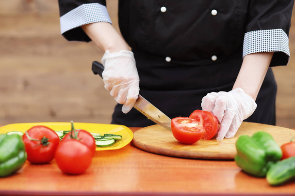 Le cuisinier coupe des légumes frais de ferme
 - Photo, image