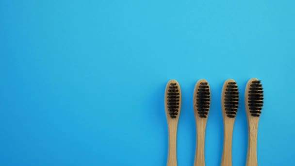 Brosses à dents en bambou noir et blanc
 - Séquence, vidéo