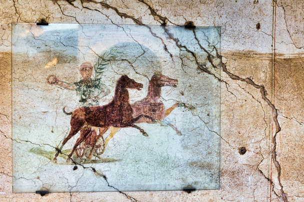 Fresk z Aurighi w korytarz kamienicy Aurighi w archeologicznych wykopalisk starożytnego ostia - Rzym - Zdjęcie, obraz
