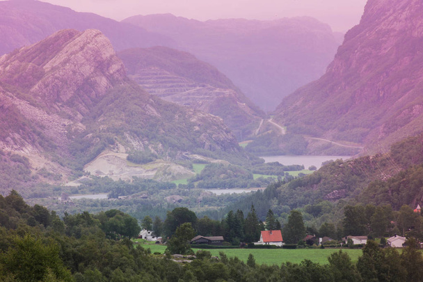 Горный ландшафт Норвегии, красочное небо и дома осенью
 - Фото, изображение