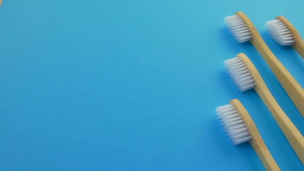 Μαύρο και άσπρο ξύλινες μπαμπού οδοντόβουρτσες - Πλάνα, βίντεο