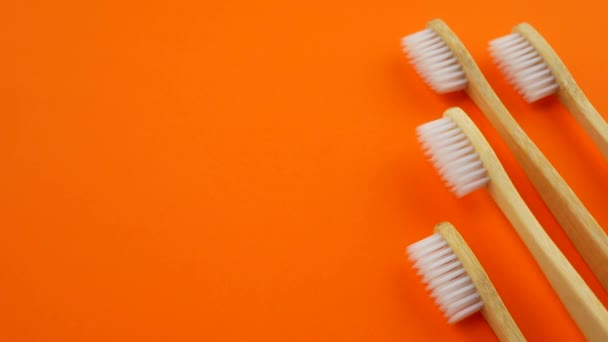Λευκό και το ουράνιο τόξο ξύλινα οδοντόβουρτσες - Πλάνα, βίντεο
