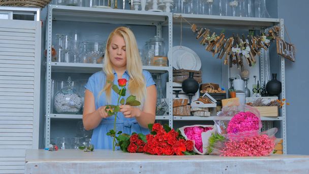Stüdyoda çiçeklerle çalışan profesyonel bir çiçekçi. - Fotoğraf, Görsel